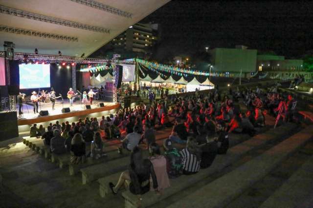 Com diversidade musical e quitutes, p&uacute;blico curte estreia de arraial no parque