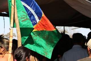 Bandeira do Brasil manchada de tinta vermelha foi içada em velório. (Foto: Hélio de Feitas)