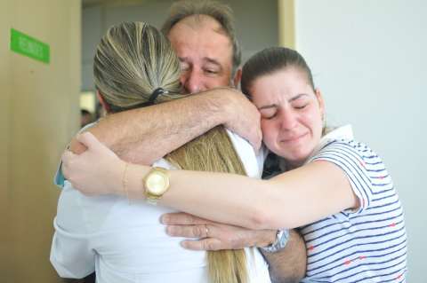 Pais localizam e abraçam técnica em enfermagem que salvou Gabriel 
