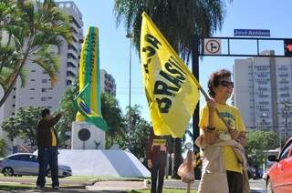 Manifestantes vão manter Obelisco verde e amarelo até a queda de Dilma