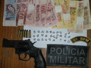 Armas, dinheiro e drogas que estavam com adolescentes. (Foto: Divulgação)