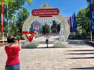 Senhoras russas aproveitam para fazer o registro da Copa do Mundo na área reservada pela Fifa no centro de Rostov on Don (Foto: Paulo Nonato de Souza)