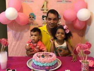 Luiz Carlos com os netos Arthur e Larissa, durante o aniversário da neta  (Foto: Arquivo pessoal)