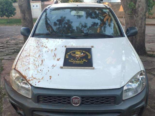 DOF apreende carro roubado e descobre casal amarrado no banheiro