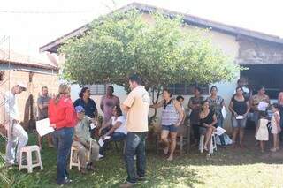 Reunidos na casa de Rafaela, moradores buscam explicações. (Foto: Marcos Ermínio)