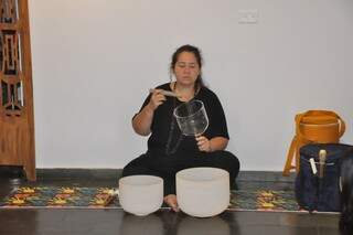 Ana Karla Loureiro que conduz a meditação com leves toques na tigela. (Foto: Paulo Francis)