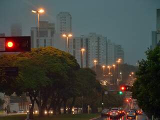 Quinta-feira amanheceu escura em Campo Grande. (Foto: Minamar Junior)