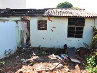 Incêndio danificou o imóvel que era usado por moradores de rua. (Foto: João Garrigó)