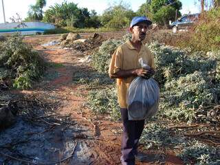 João Silvestre, de 59 anos, encontrou no lixão mais um local para recolher materiais recicláveis. 