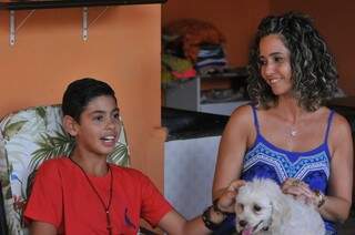 E João com a mãe Giselle e a cachorrinha. (Foto: Alcides Neto)