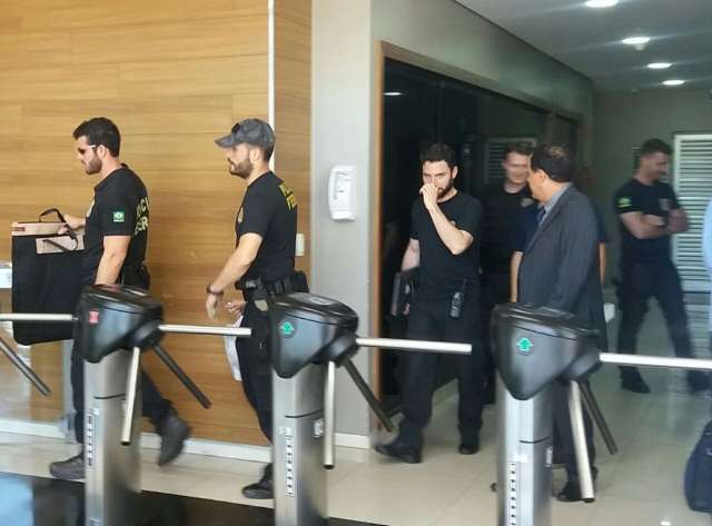 Policiais sa&iacute;ram com um malote do escrit&oacute;rio de Puccinelli J&uacute;nior