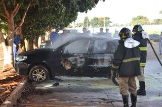 Veículo ficou totalmente destruído após ser incendiado no Parque das Nações (Foto: Marcelo Calazans)
