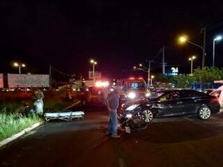 Na Rua Dr. Pacífico Lopes Siqueira um carro atingiu um motociclista. (Foto: Direto das Ruas)  