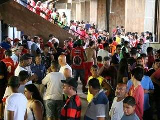 Público na chegada ao Morenão, no domingo, para jogo entre Comercial e Novo (Foto: Marcos Ermínio)