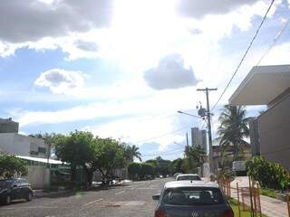 tarde com sol entre nuvens na tarde desta terça-feira (19), em Campo Grande. (Paulo Francis)
