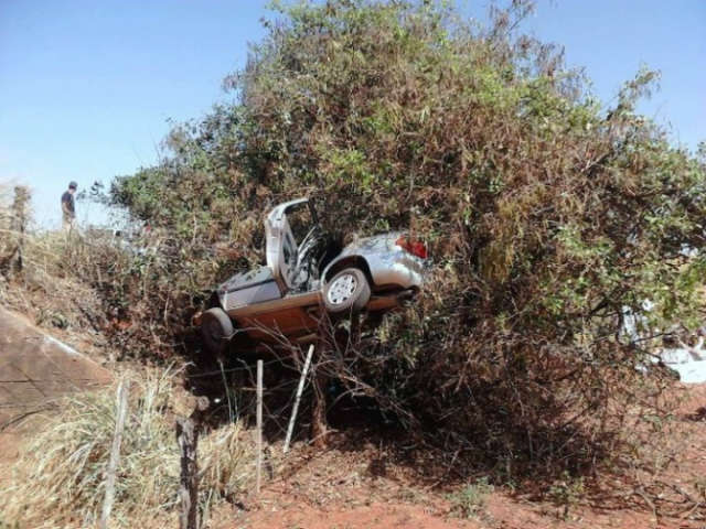  Carro fica preso em &aacute;rvore ap&oacute;s capotagem com morte em Bataypor&atilde;