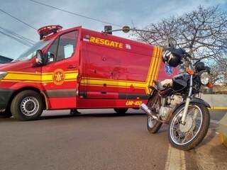Viatura de resgate do Corpo de Bombeiros ao lado de motocicleta de jovem (Foto: Fernando Antunes)