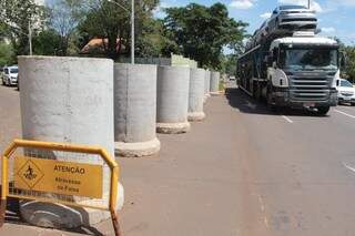 Prolongamento que dá acesso a Mato Grosso fica fechado por manilhas à espera de reordenamento. (Foto: Marcos Ermínio)