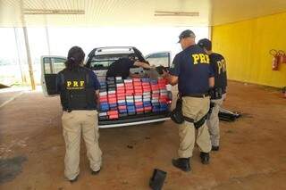 A droga foi encontrada na caçamba de uma caminhonete. (Foto: Cido Costa/Dourados Agora)