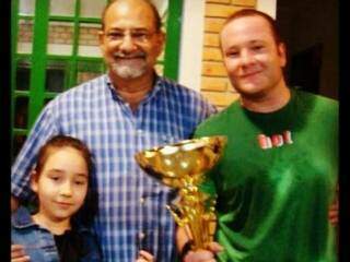 Othoniel entre os filhos, Mariana Mato Grosso e Diogo que segura o troféu que ganhou na competição de Squash (Foto: Arquivo pessoal)