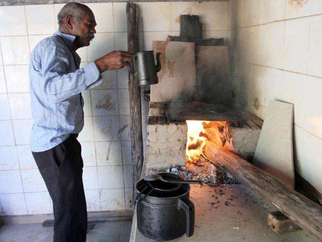 Sem g&aacute;s de cozinha, casal &quot;antecipa&quot; inaugura&ccedil;&atilde;o de fog&atilde;o &agrave; lenha