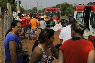 Dezenas de pessoas e viaturas dos bombeiros e Samu no local do acidente (Foto: Gerson Walber)