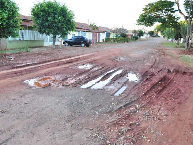  Asfalto de uma quadra s&oacute; em rua do bairro revolta moradores da Vila Nasser