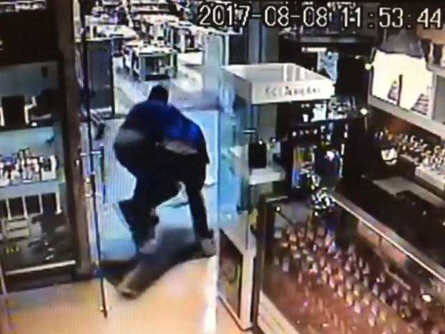 Ladr&atilde;o &eacute; preso ap&oacute;s invadir joalheria e esfaquear funcion&aacute;rio em shopping