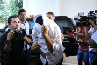 Anderson Ferreira de Souza, 35 anos, foi apresentado nesta manhã e ficou de rosto coberto (Foto: Marina Pacheco)