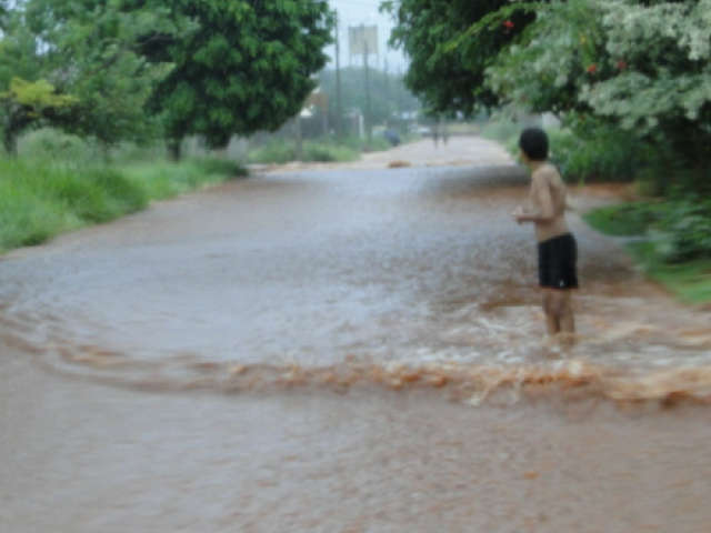  Chuva faz carro cair em buraco, alaga casas e causa preju&iacute;zos em Maracaju