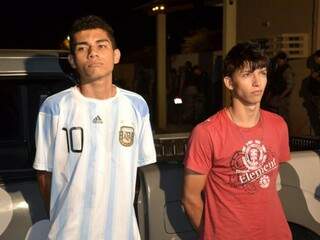 Na foto, os dois presos pelo Cigcoe por causa do atentado. Na esquerda, com a camisa da Argentina, Roberto Félix. Já na direita, de vermelho, Luan Ângelo (Foto: Nyelder Rodrigues)