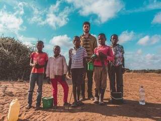 Alok esteve na África no último fim de semana conhecendo a realidade de milhares de crianças em situação de miséria. (Foto: Alisson Demetrio)