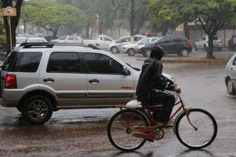 Chove sem parar há quase 24 horas, mas Defesa Civil não registra alagamentos