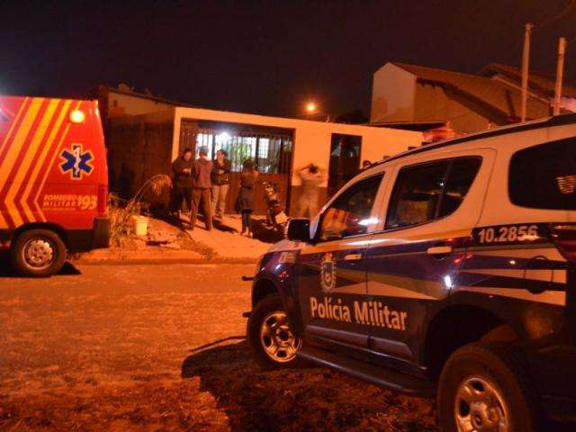 Mulher &eacute; encontrada morta com ferimento na cabe&ccedil;a e nua em casa