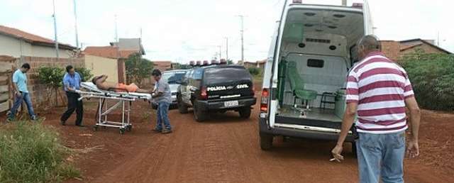 Mulher tenta matar o marido com golpes de picareta, pedradas e &aacute;gua fervente