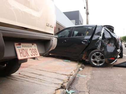 Bêbado, motorista bate em carro, foge, causa outro acidente e é preso