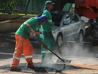 Trabalhadores tapam buraco em rua da Capital. (Foto: Marcos Ermínio/Arquivo)