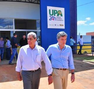 Ao lado do prefeito Murilo Zauith, André Puccinelli deixa o prédio da UPA, no dia 17 de novembro (Foto: Eliel Oliveira)