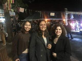 Trio de amigas Samara Garib Budib, Claudia Lis Rodrigues e Adrien Giene afirmou que mesmo debaixo de chuva estaria presente. (Foto: Danielle Valentim)