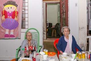 Moradoras mais antigas da rua não deixam a festa morrer. (Foto: Kísie Ainoã)