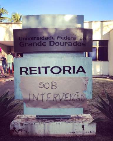 Em protesto, servidores da UFGD cantam m&uacute;sica-s&iacute;mbolo contra ditadura
