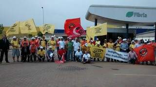 Sindicalistas fizeram manifestação em frente a Fibria na segunda-feira, dia 15 (Foto: Divulgação/Sititrel)
