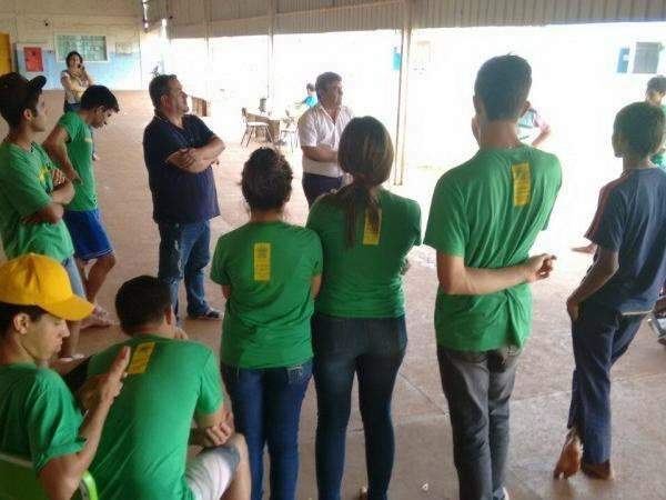 Alunos encerram acampamento em escola, mas reclamam de tratamento