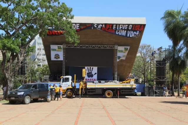 Sem passeata, ato contra a corrup&ccedil;&atilde;o come&ccedil;a &agrave;s 14h na pra&ccedil;a do R&aacute;dio 