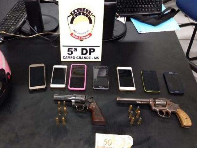 Foragido por matar 3 da mesma fam&iacute;lia &eacute; preso com dinheiro falso e armas