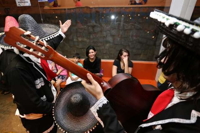 Vestidos de mexicanos, Bruninho e Davi percorrem pra&ccedil;a e ponto de &ocirc;nibus