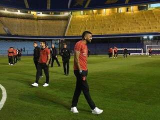 Elenco do Furacão faz reconhecimento de gramado em La Bombonera (Foto: Athletico-PR/Divulgação)