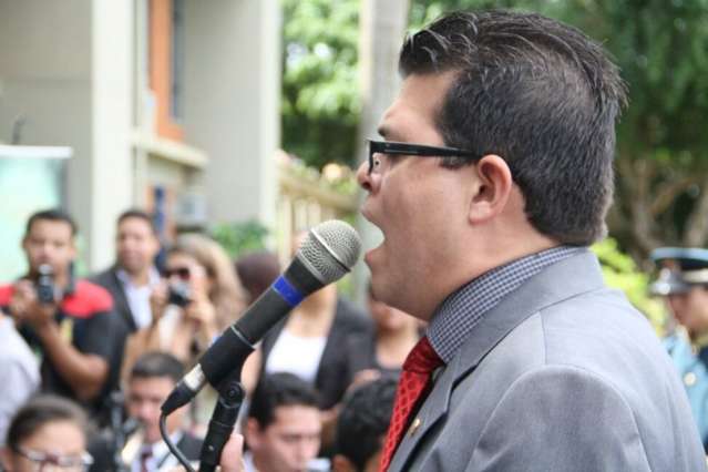 Prefeito da Capital canta e emociona governador em solenidade