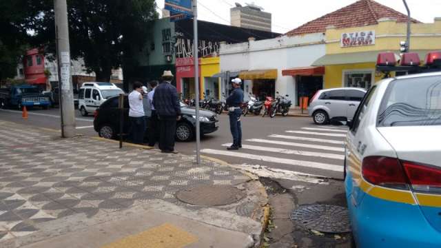 Motociclista perde controle, derrapa e s&oacute; para ao bater em carro estacionado