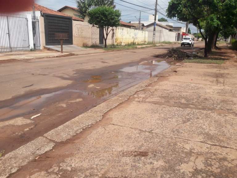 Resto da água que alagou a Rua Taquari, no bairro Santo Antônio (Izabela Sanchez)